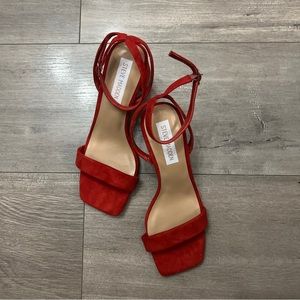 Steve Madden sandals red new without box, floor sample.size 6